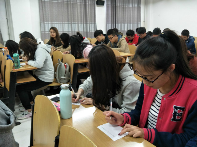 【完满班级】砥砺斗志 礼赞祖国——淬炼商学院15级开展“砥砺奋进的五年”主题宣传活动