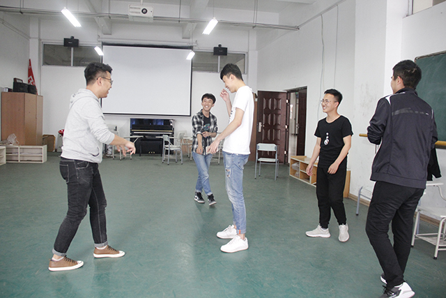 【戏剧节】跌宕起伏 “错轨”人生