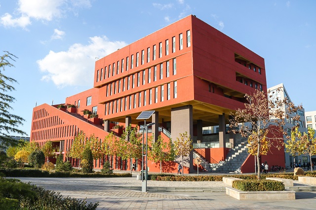 闪光的信院第253期：华丽绽放 舞姿飞扬 点亮梦想 这是“信院舞娘”龙起璞的故事。