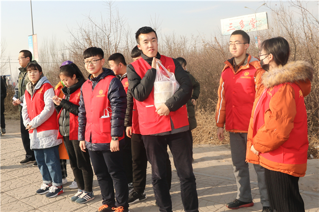 深深感恩心 浓浓饺子情——青年志愿者联合会邀环卫工人共度“饺子节”
