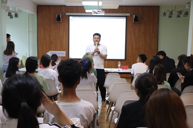 创意集智才华 艺术极致绽放——经济与管理学院第三届“创想杯”招生广告创意大赛初赛