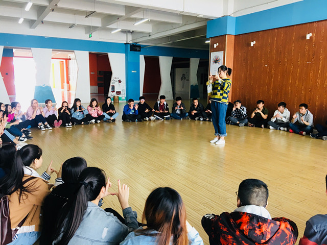 【完满班级】讴歌新时代——视觉1603、1604班举办“中国很赞”手指舞挑战赛