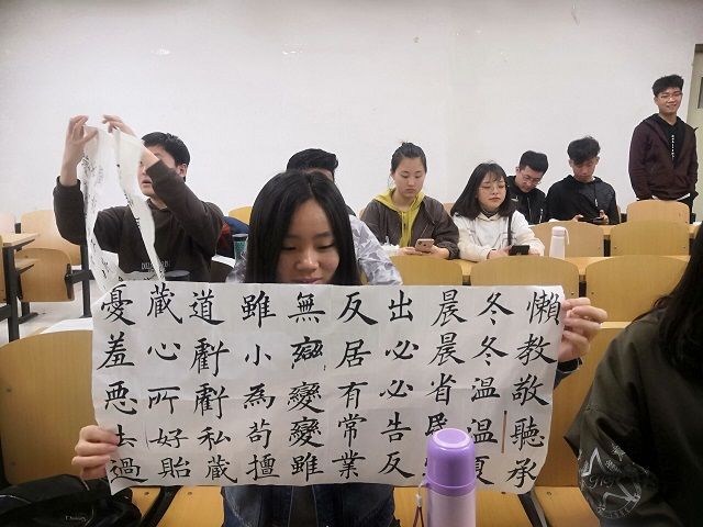 【完满班级】泼抹国墨色 望国风脉脉——食品与环境学院食品1601班毛笔书法珍藏交流会