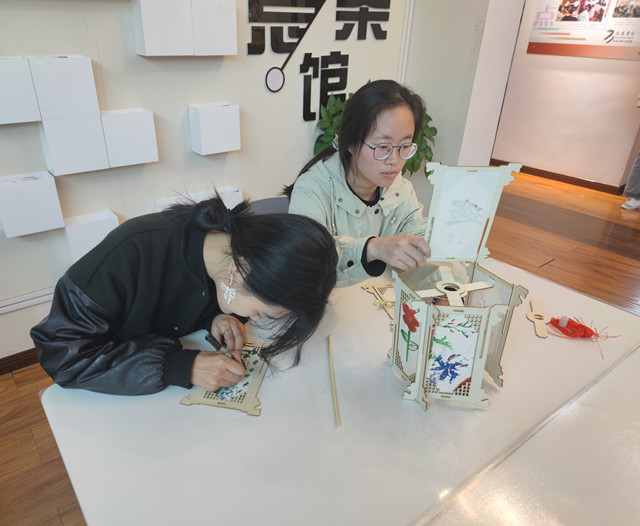 【完满班级】以手制彩灯 以心绘前程——淬炼·国际商学院审计2102班完满班级活动