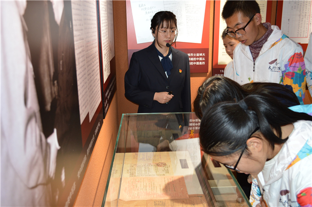 参观“不忘初心、牢记使命”主题教育档案文献展 激励信院学子担当作为