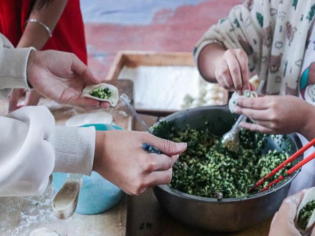 情浓溢中秋 煮饺话团圆——艺术传媒学院“太平庄公益慰问”专项志愿者服务队