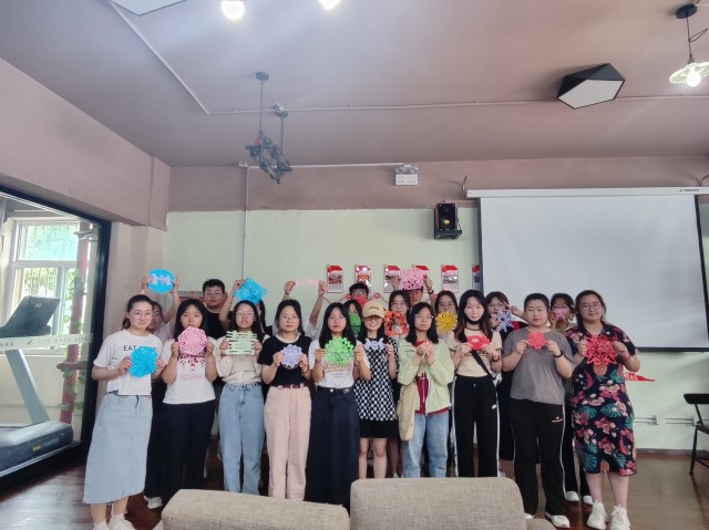 【完满团支部】剪艺传情 指间乾坤——淬炼·国际商学院资产2202班完满团支部活动