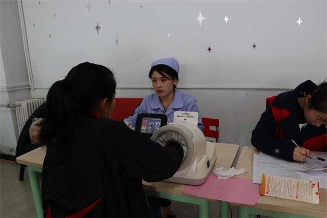 我院青联协同青春健康同伴社联合晋中市中心血站发起“无偿献血,心心相连”系列活动
