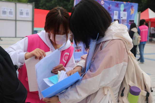 【迎新纪实】金秋渲染信院 新人乘风起航——商务英语学院“迎新纪实”工作