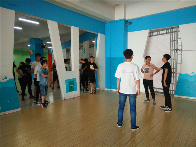 【完满班级】风雨同担当 比肩共完满——智能工程学院自动化1601班举办“同担当共完满 魅力多米诺”完满班级活动