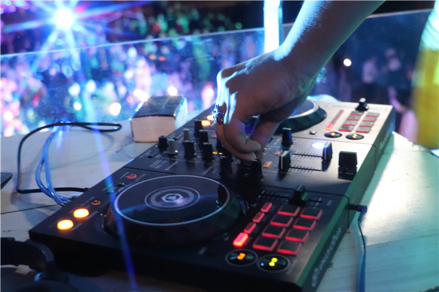 月华初上夜未央 青春似火 等你徜徉——第116期“FREE SUNSHINE”乌马河周末文化广场