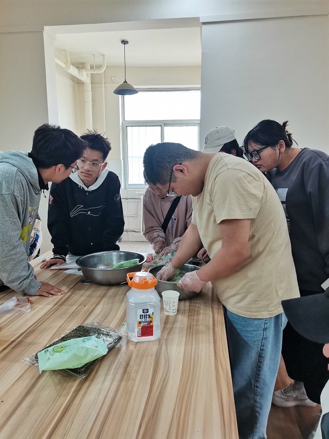 【完满团支部】巧手做青团 清明共沐春——食品与环境学院动医2101班完满团支部活动