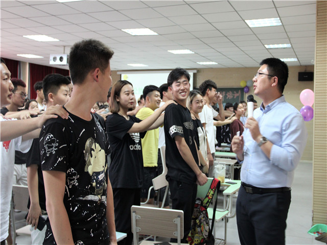 梦想 让我们变成与众不同的人——艺术传媒学院举办学生干部培训第七期第七讲