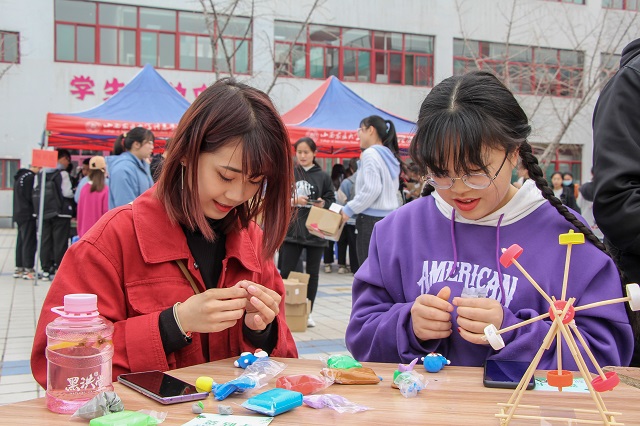 热闹极了！“‘盒’我‘益’起，拥抱绿色”——首届环保志愿服务集市活动成功举办
