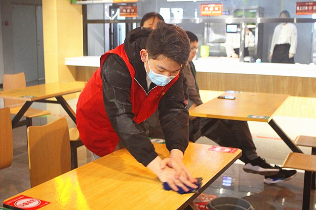 淬炼校媒人爱心摄影送温暖 记录平凡岗位上的坚守