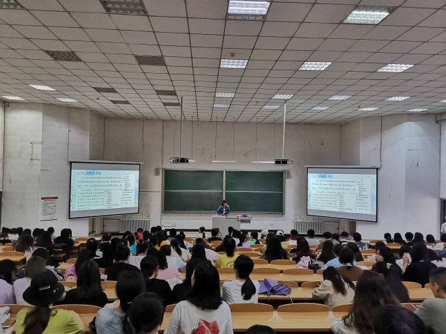 【辅导员说完满】告别校园生活 直面未来社会——经济与管理学院开展“与安全同行，与梦想比肩”主题年级会