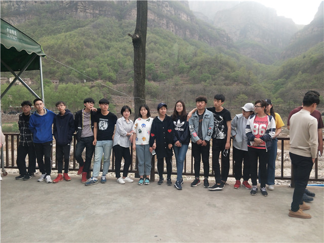 【完满班级】凝聚班级力量 团结一致共进——动画1701班举办“两人三足”完满班级活动