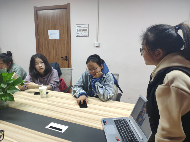 【完满班级】学雷锋献爱心 文明看我行——外国语言文学系英语1803班、英语1804班3月完满班级活动