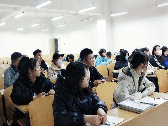 艺术传媒学院第十三期“青马工程”完满教育学生骨干知行班培养计划——浅谈学生记者如何写好校园新闻活动新闻稿