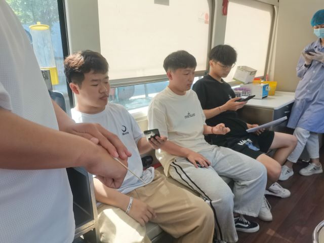 有热血不如来献血!大学生红十字会组织开展无偿献血活动