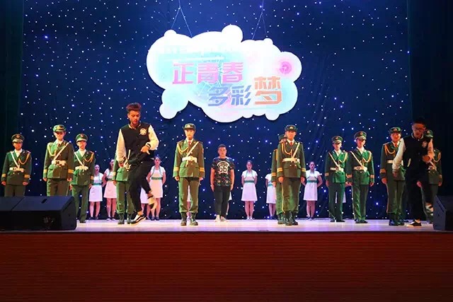 在乌马河剧院的星辉斑斓里放歌——院学生会举办第57期乌马河周末文化广场“正青春·多彩梦”主题晚会