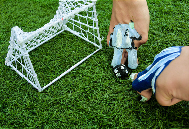 前行第159期:战况激烈 信院学子手绘百球火热引燃世界杯