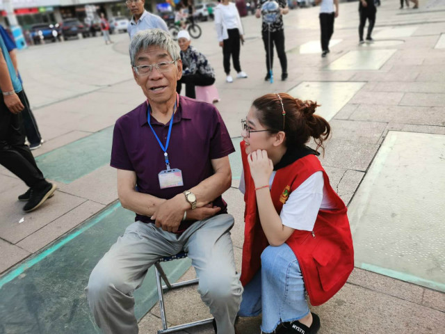 【暑期社会实践】爱在缤纷月 浓浓敬老情 ——外语系学子暑期社会实践纪实（三）