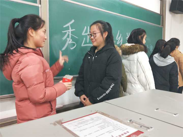 【完满班级】巧手打造废杂物  奇思妙想改新颜——淬炼商学院“创”享青春主题活动（二十三）