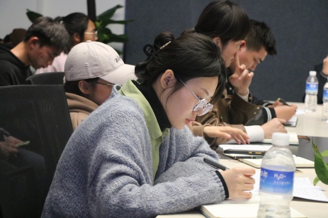 立时代潮头 颂完满新风——商务英语学院2022-2023学年第二学期完满教育工作中期师生座谈会