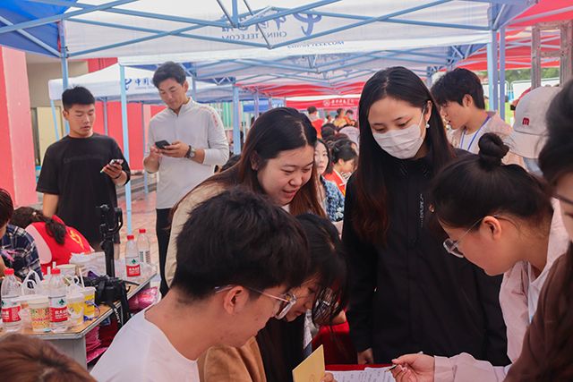 【迎新纪实】咔嚓:定格“迎新家校互动”的第一个画面