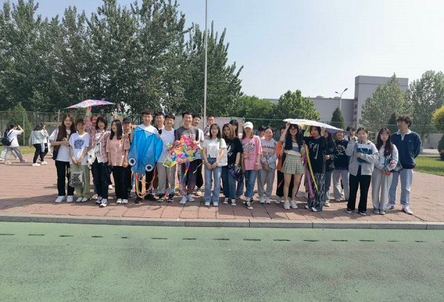 【完满班级】放飞风筝与梦想 传递爱心与祝福——艺术传媒学院视觉2004班趣味风筝比赛