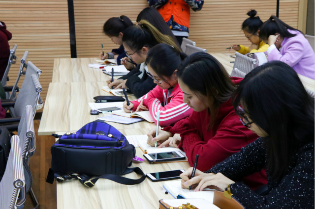 学生骨干学习十九大精神专题报告会举行