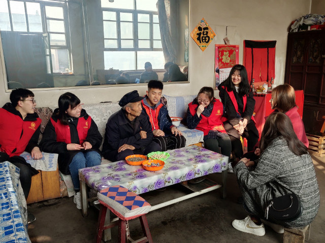 青年志愿者们走访韩村 践行雷锋精神