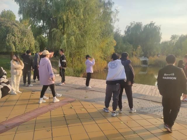 【完满班级】校园赏秋景 学子留倩影——食品与环境学院园林2203班完满班级活动