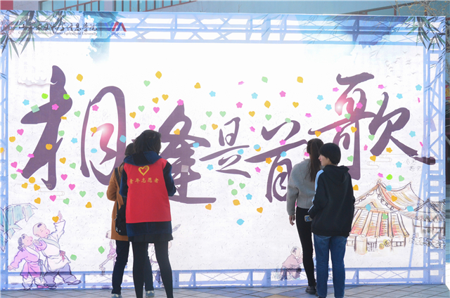 【游子寄家书】 两千余封家书吐真情 无数颗爱心筑温情