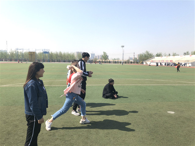 【完满班级】将沙包丢进时光年轮——经济与管理学院区域1601班举办“穿越时光年轮 重温儿时记忆”趣味活动