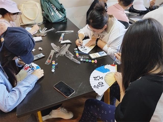 【完满团支部】夏日微凉意 白扇纸添花——经济与管理学院经管2205班完满团支部活动