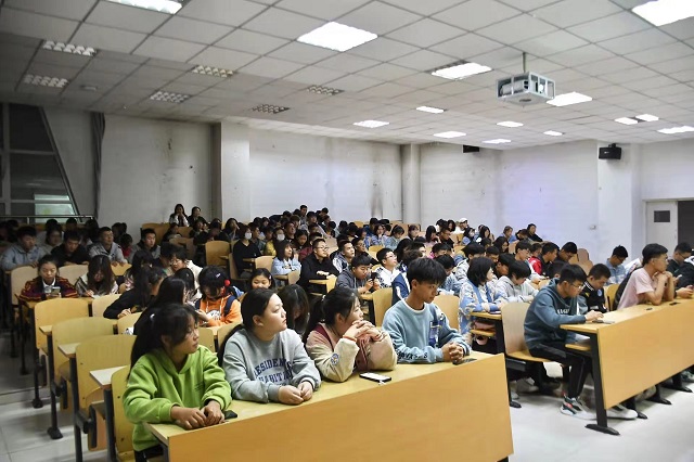 【辅导员说完满】感恩于心 诚信于行——远景学院2021级主题年级会