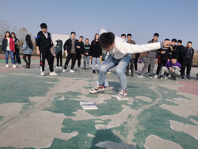 【完满班级】“摸石过河”趣味游戏——软件1805班完满班级活动