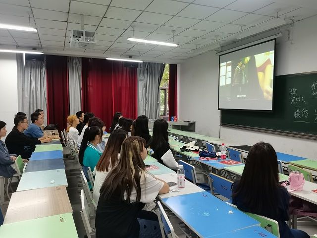 【完满班级】斗志昂扬 勇攀高峰——艺术传媒学院数媒2001班体育教学观影活动