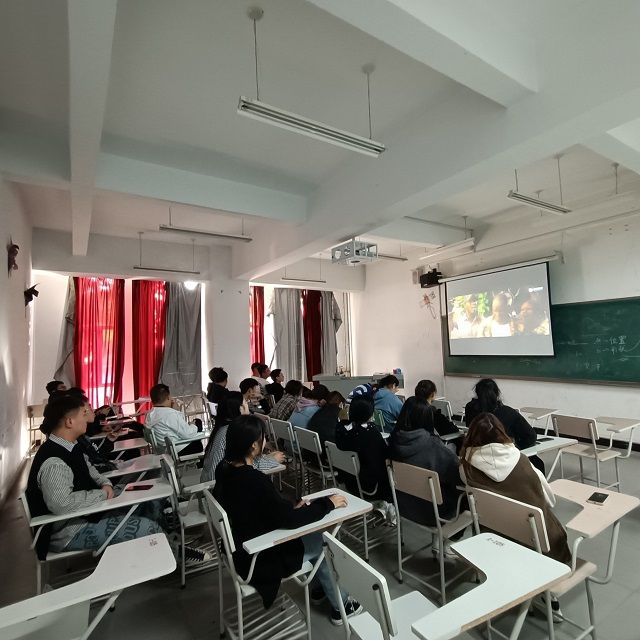 【完满班级】百年风华正青春 砥砺奋进新征程——艺术传媒学院环设2001班观影活动