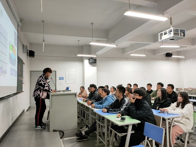 量力而行 理性消费——艺术传媒学院环境设计2004班理性消费主题班会