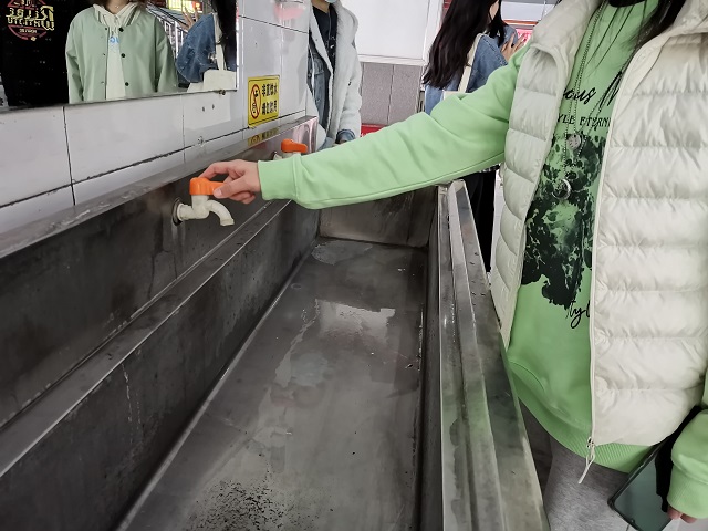 志愿者喊你做一枚“护水使者”