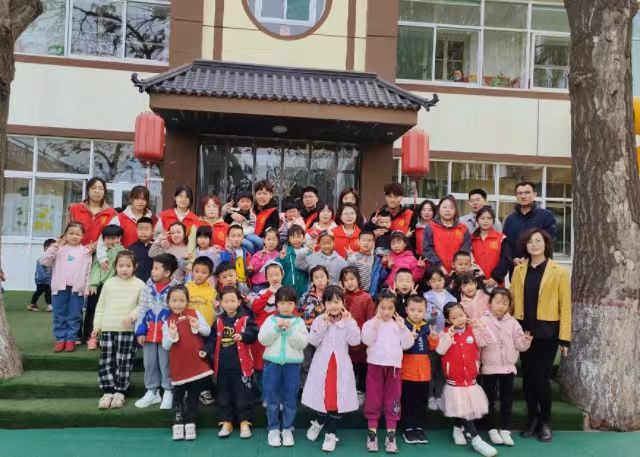 春日暖童心 小教师护成长——艺术传媒学院“七彩故事会”儿童成长关爱行动