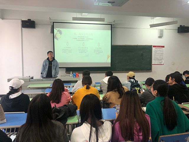 【完满班级】“光盘”行动 有你有我——“谁知盘中餐 粒粒皆辛苦”视觉1802班光盘行动节约粮食宣讲