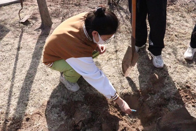 植树增绿 党旗增辉——远景学院植树节主题活动