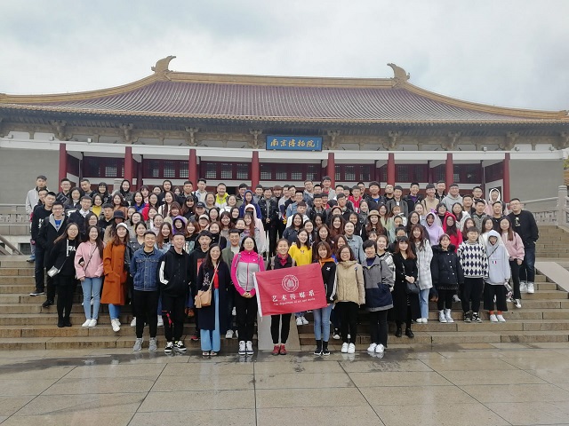 【完满班级】金陵游见闻录——艺术传媒学院视觉1601、1602班举办“走出信院，跟我去采风”写生创意趣拍活动