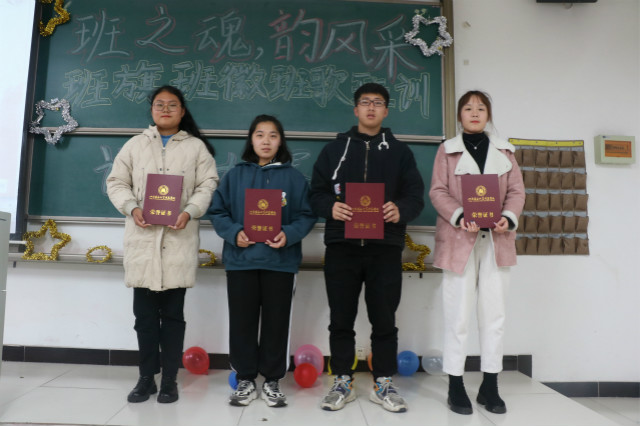 各抒己见 设计比拼——外语系2020级“班之魂,韵风采”班旗班徽班歌班训设计大赛