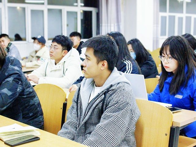 艺术传媒学院第十三期“青马工程”完满教育学生骨干知行班培养计划——浅谈学生记者如何写好校园新闻活动新闻稿