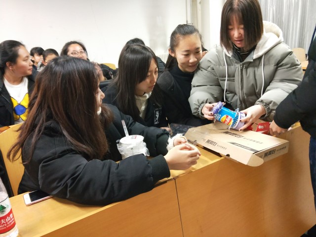 【完满班级】巧手打造废杂物  奇思妙想改新颜——淬炼商学院“创”享青春主题活动（二十三）